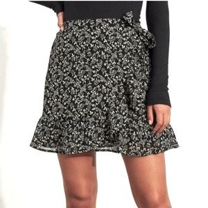 NWOT - Hollister high rise wrap skirt with tan detailing!